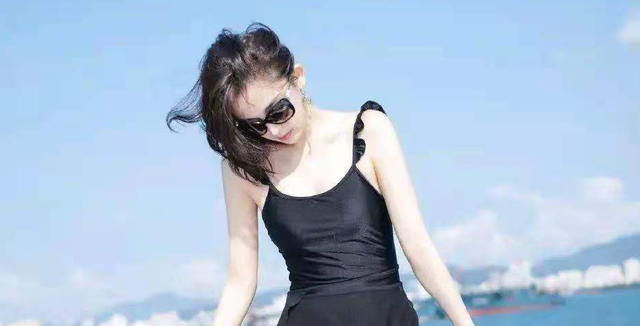 古力娜扎在船上拍大片摆拍自然氛围感十足泳衣拉低了高级感