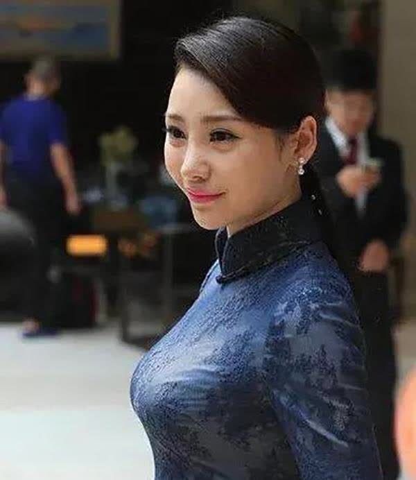 柳岩穿旗袍旧照曝光,气质状态被热议,身体状态无人关心