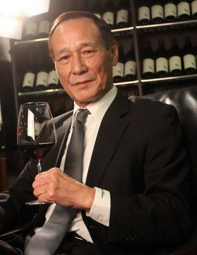 新义安"膝王",叫嚣14k"双花红棍"陈惠敏,枪杀李连杰经理人