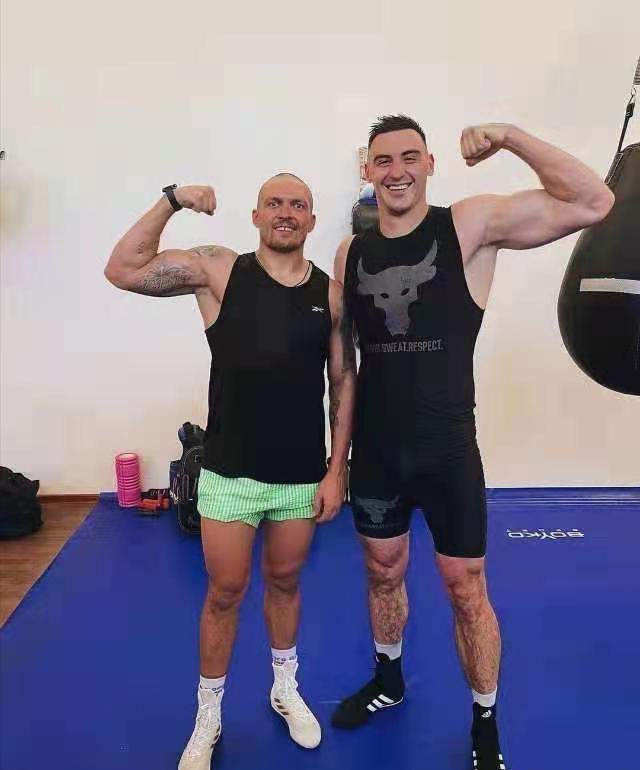 众所周知,约书亚在重量级属于大个子拳手,他身高1米98,臂展达到了2米