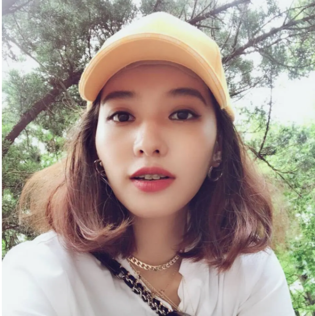 据悉,欧弟的妻子叫郑云灿,是一位87年出生的重庆妹子,比79年出生的