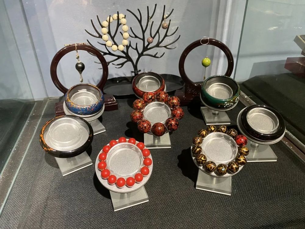 文创首饰让漆器艺术更贴近生活"艺术源于生活,所以不能高高在上,不接