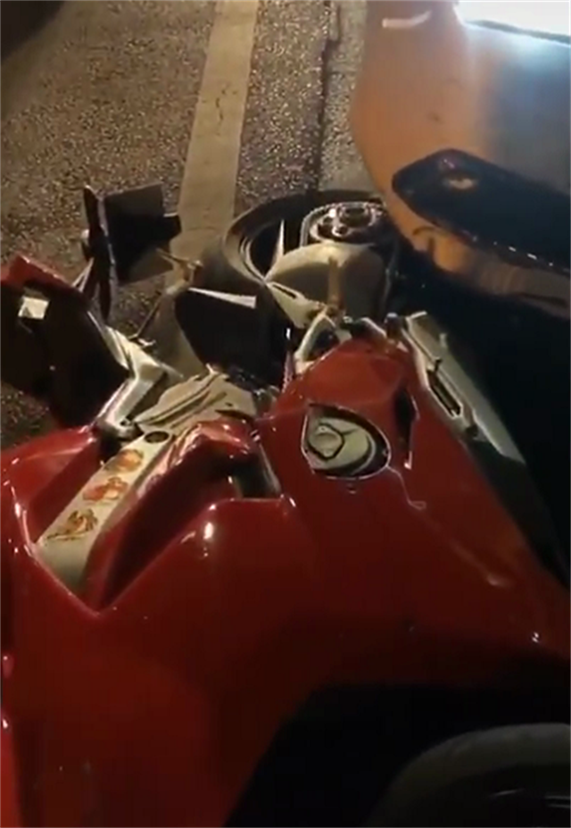 这样一台杜卡迪街头被摩托车追尾,车子倒地,车损5位数.