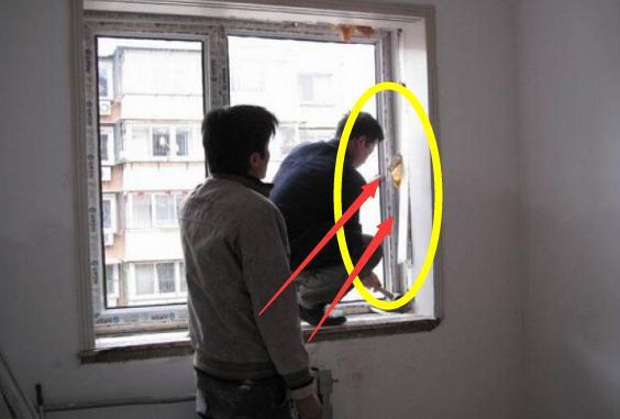 越来越多人不用塑钢窗封阳台了，聪明人用这种，刮风下雨都不怕！(图2)