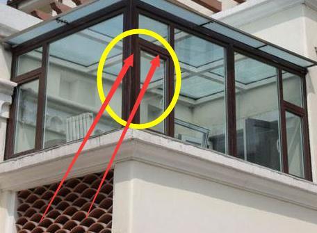 越来越多人不用塑钢窗封阳台了，聪明人用这种，刮风下雨都不怕！(图4)