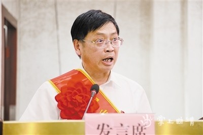 2001年,他来到曲靖一中,先后担任年级副主任,年级主任,备课组长