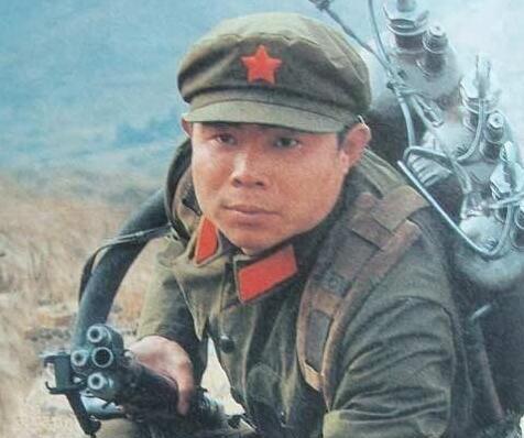 当时,周秋波与班长赵传武正在战壕中包扎伤口,越军阵地的手榴弹不偏不