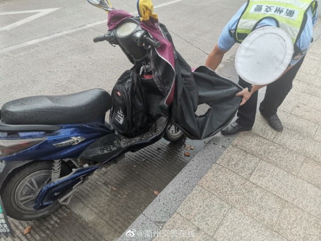 太危险了,因雨衣卡车轮导致电动车侧翻!