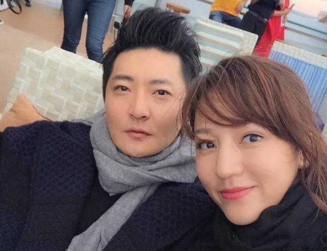 郭京飞一家三口罕见同框9岁儿子身高优越妻子鲍莉干练又优雅