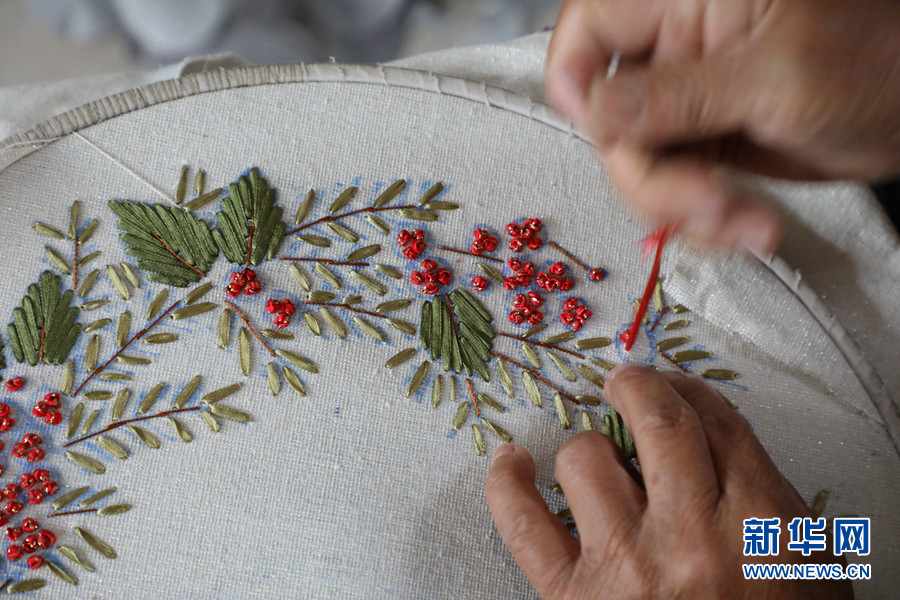 8月2日,沂源县多名农村妇女利用农闲时间在冯树英的工作室刺绣.