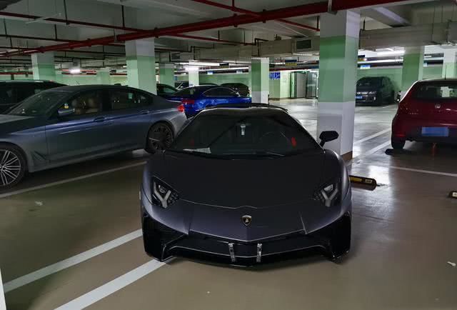 兰博基尼横停占4车位看完车主留的纸条觉得这么停有道理