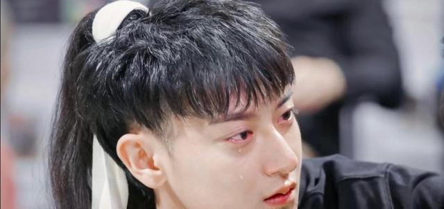 黄子韬宋亚轩拥抱落泪