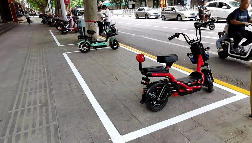 泾阳人电动车也划车位啦