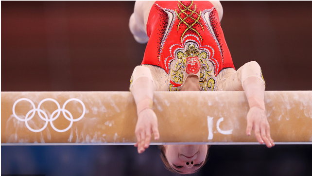 北京时间8月3日,东京奥运会女子平衡木决赛中,中国选手管晨辰夺得冠军