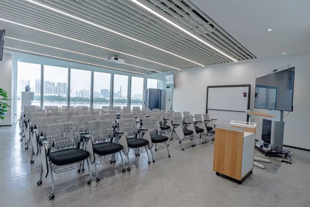 "每层楼的会议室主题都不同.