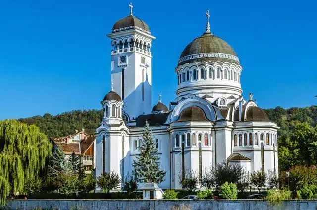 罗马尼亚的东正教堂,宗教是联结东罗马帝国的主要纽带公元7世纪,东