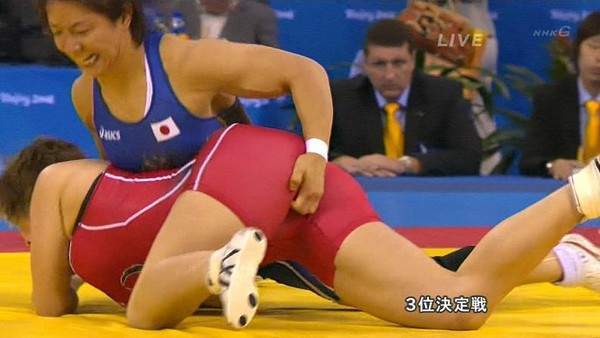 摔跤女皇滨口京子出阴招赢取胜利获封菊花猎人