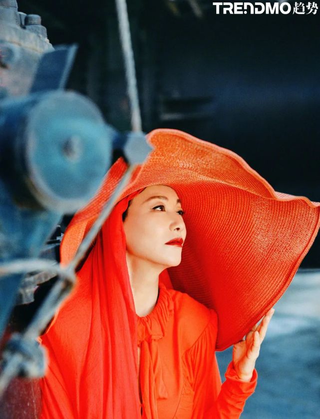 组图影后惠英红时尚写真大片红装造型气质超群