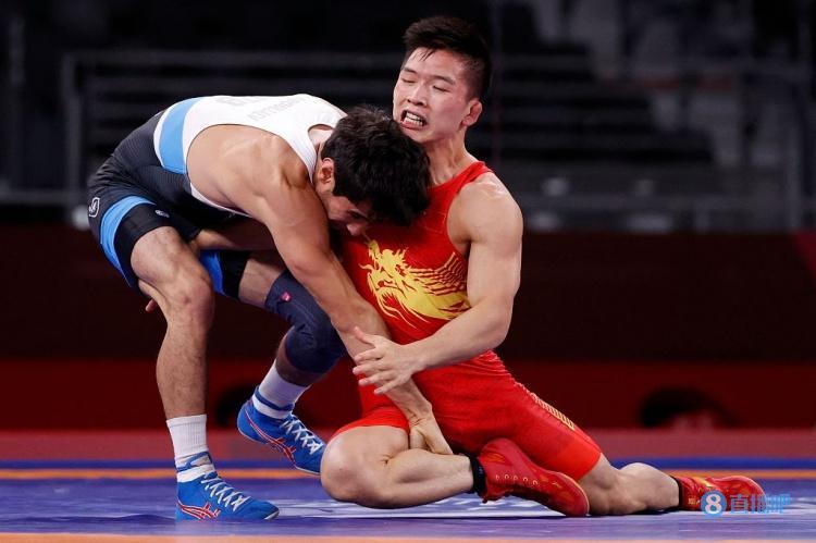 男子自由式摔跤57公斤级刘明瑚不敌对手无缘8强