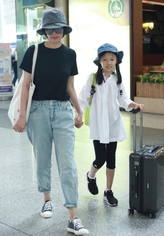 袁泉一家三口走机场,同穿基础款简约清爽,没明星架子更让人喜欢