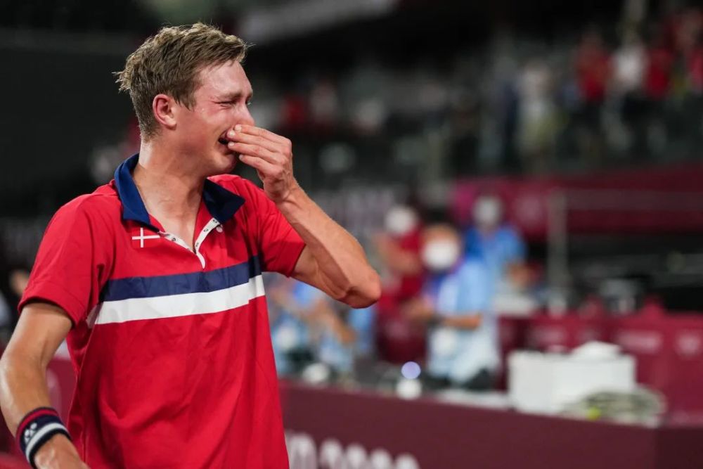 哭着和谌龙问候,并交换了球衣.