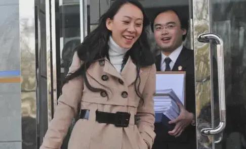 2008年,陆幽陷入和央视体育频道主持人张斌的婚外恋传闻,在当时引起不