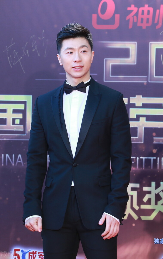 乒乓冠军马龙魅力太强赛场下正装便装都有韵味男人味十足