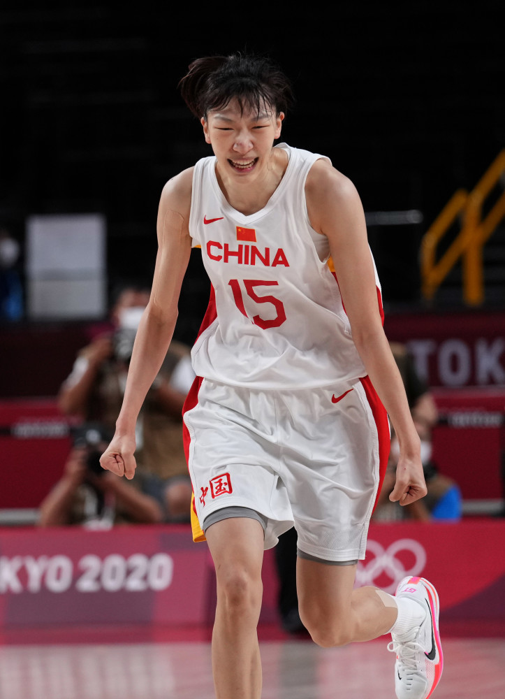 新华社记者 孟永民 摄8月4日,中国队球员孙梦然在比赛中投中三分球后