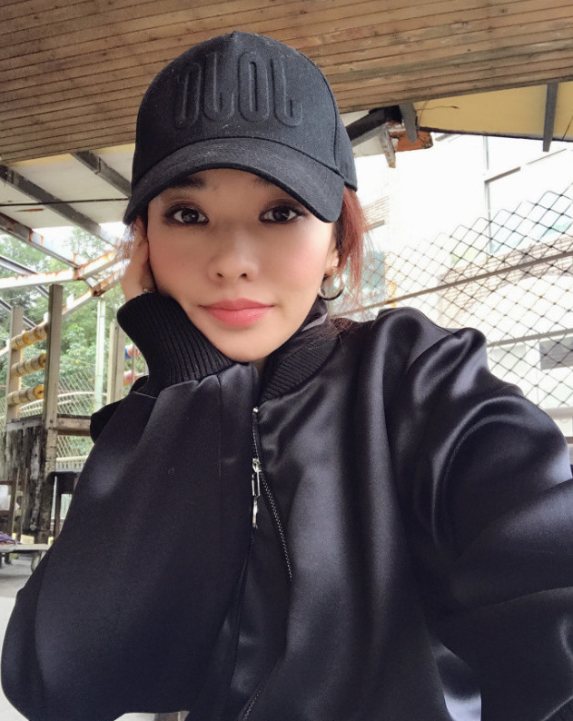 毫不在乎?欧弟刚刚才官宣离婚,郑云灿就骑机车耍帅照玩不误