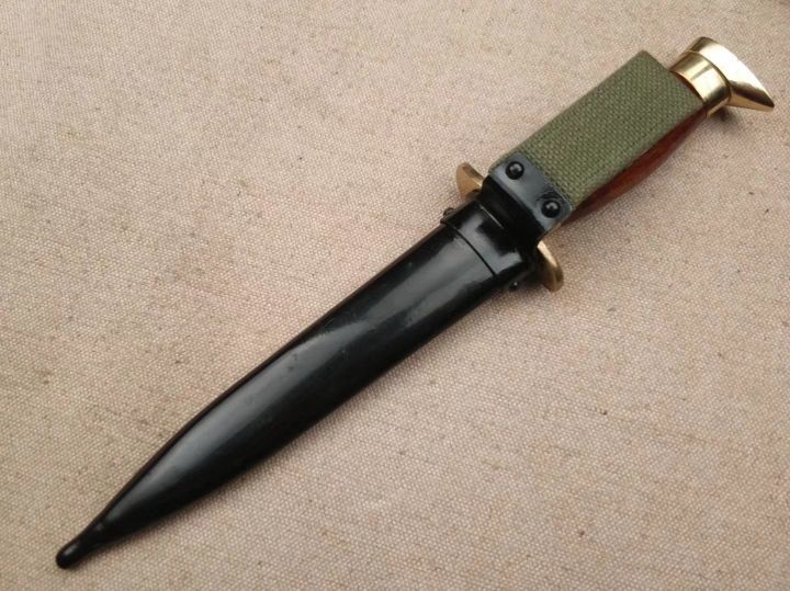 黄铜制作,护手内侧有独力编号材质:9铬合金钢硬度:62hrc类型:军刀全长