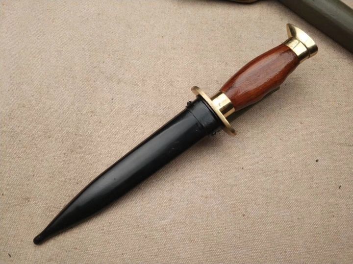 黄铜制作,护手内侧有独力编号材质:9铬合金钢硬度:62hrc类型:军刀全长