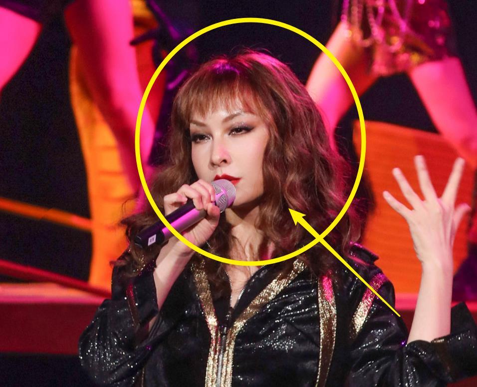 38岁吴昕模仿泰勒斯威夫特,浓妆下五官精致,这腰围我没看错吧?