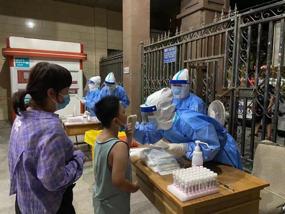 郑州市口腔医院抽调50名医护人员奔赴社区进行核酸检测