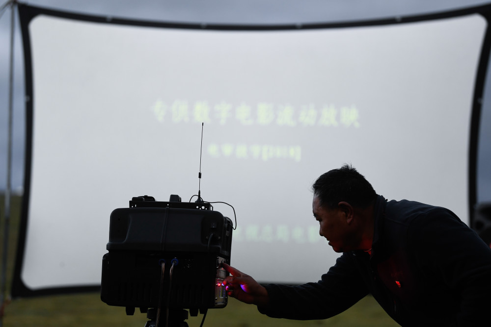 (图片故事)南拉才让:草原上的公益电影放映员_腾讯新闻