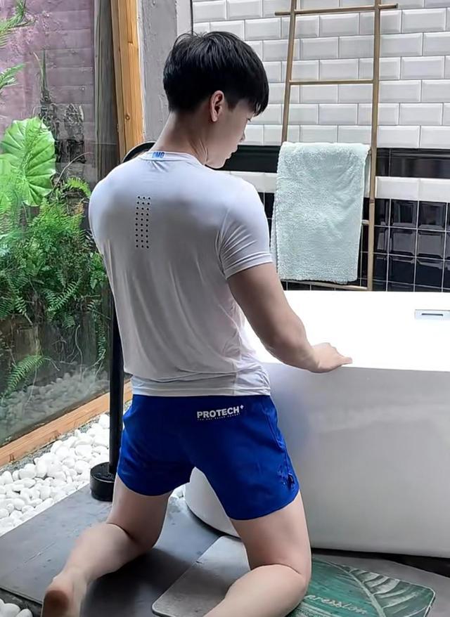 湿透的白色球衣随意搭在肩上,很显身材,饱满的胸肌配上结实匀称的六块