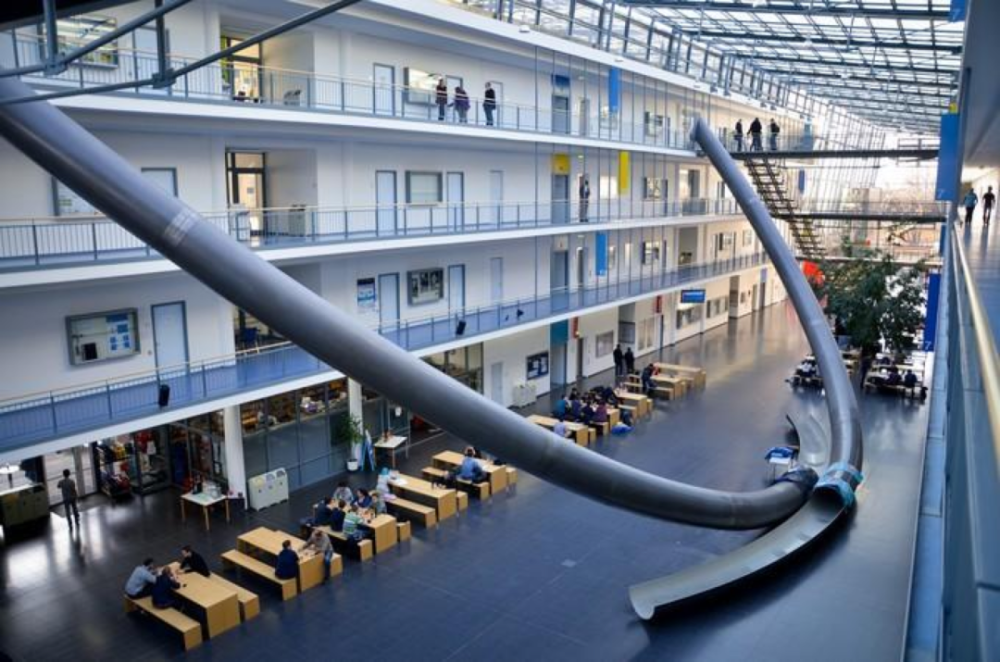 大学里的奇葩交通工具——抛物线滑梯?
