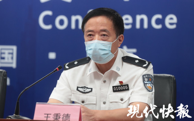 市公安局党委副书记,常务副局长王秉德介绍了疫情期间严厉打击造谣