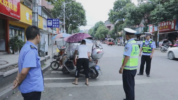 关岭县花江镇增设出租车专用停车位点靓宜居乡村名片