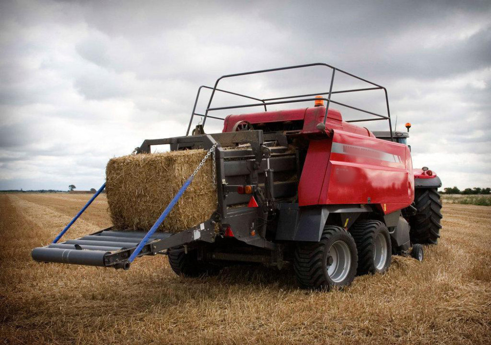 田地里就会剩下很多农作物的秸秆,然后通过用"联合收割打捆一体机"