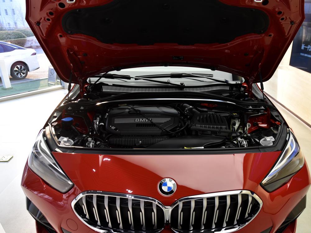 油耗低停车方便,动感时尚,进口豪华品牌,实拍宝马2系