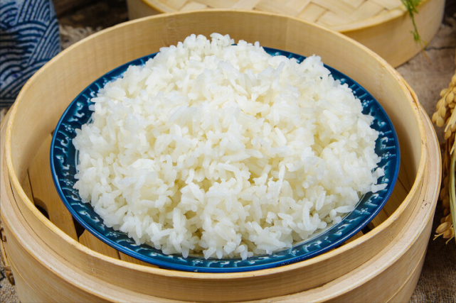 煮米饭,不要直接加水下锅,牢记2窍门,大米香喷喷的,软糯清甜