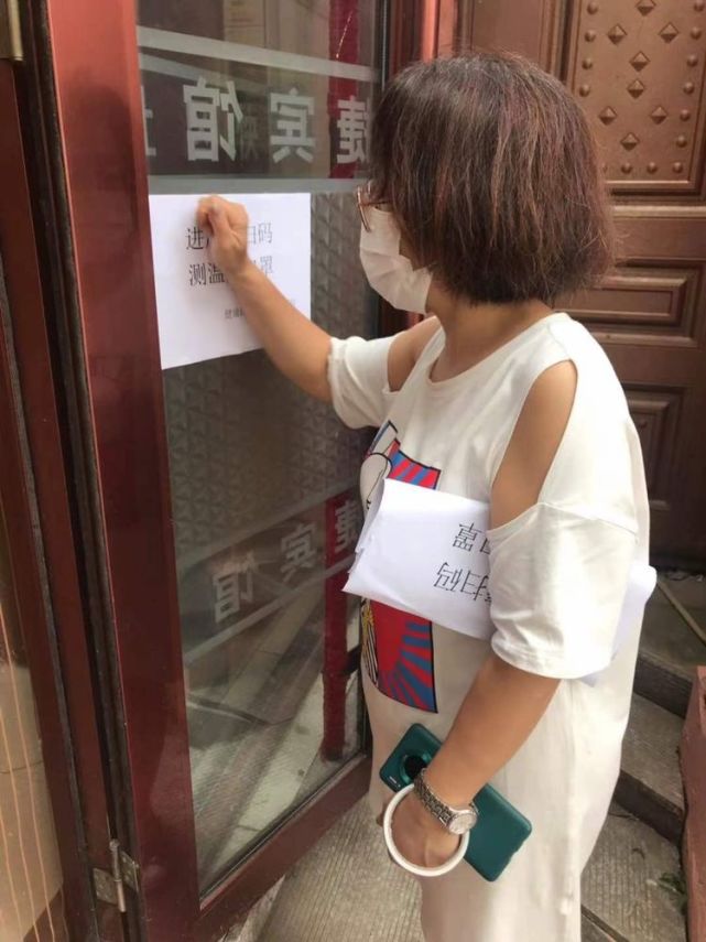 健康路街道从九小门店入手进店请扫码测温戴口罩