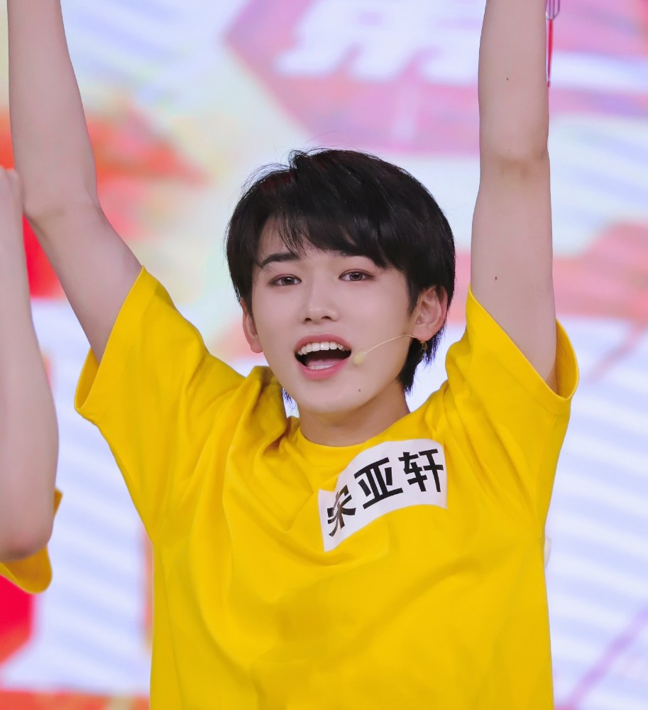 宋亚轩在萌探里身穿篮球衣青春迷人等看到他手上挂的水壶时粉丝直呼不