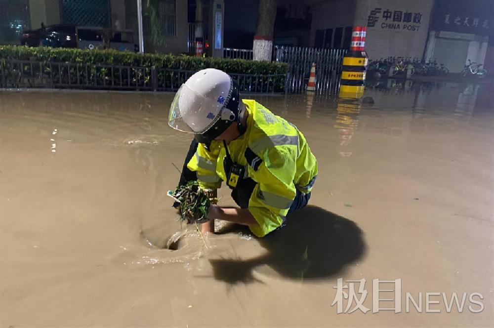 西安交警发布的微博中看到,灞桥区交警大队民警在纺渭路快速干道桥下