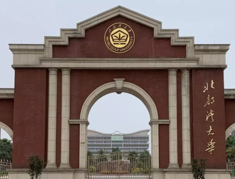 两只鹅你叫什么名字猜成语_刷爆朋友圈的两只大鹅被吃了鹅主:被宰食是归宿