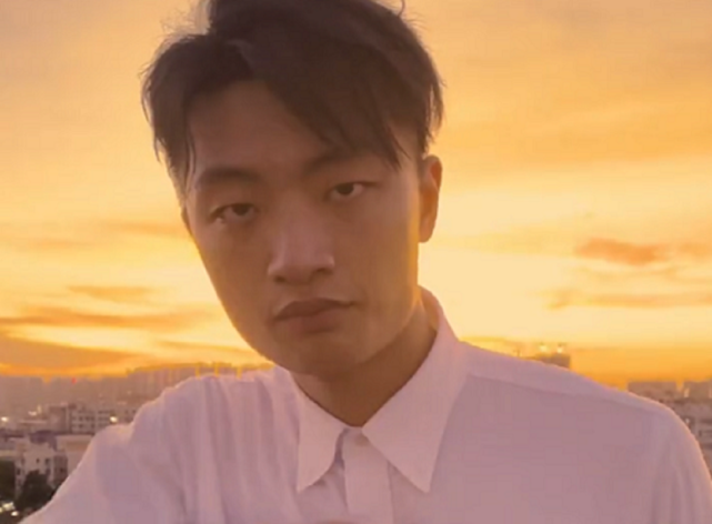 古呀老师:一位中二少年变身奥特曼爆红网络,两个作品涨粉百万!