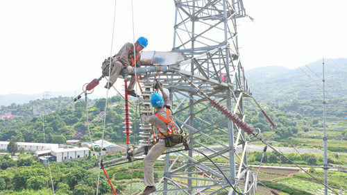 国网福州供电公司线路安装复合绝缘子提高抗污闪能力