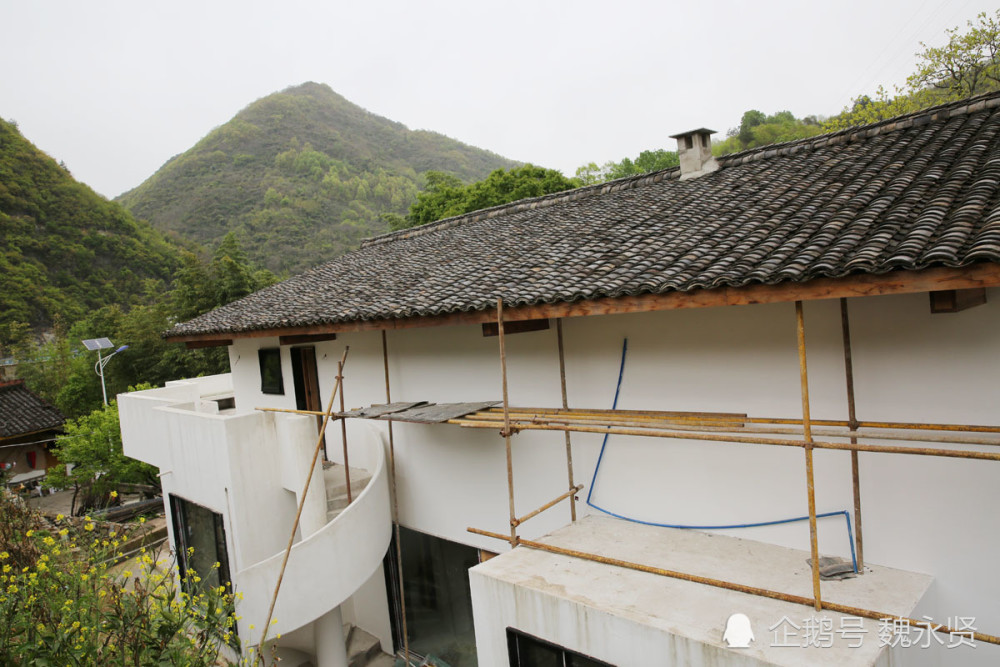 城里的青旅搬到秦岭山村废弃水电站变咖啡书屋土坯房成民宿