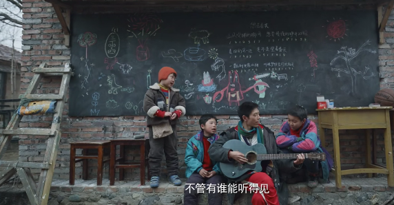 他们只能对着鸡鸭鹅羊唱,对着天空山谷唱.