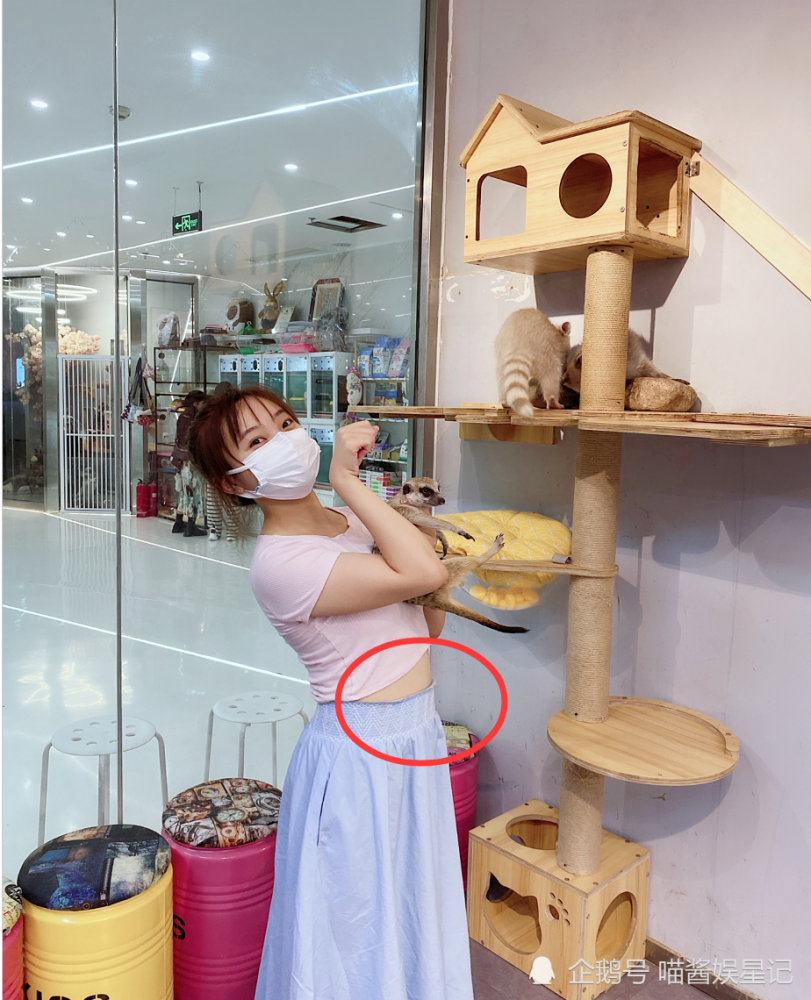 林妙可胖到认不出穿肚脐装配蓝色长裙凸起的小肚子不忍直视